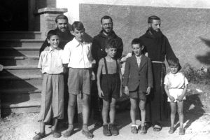 Pontremoli 1946-1947 in qualità di insegnante. Il fratello Gianni Angelo è il primo a sinistra.